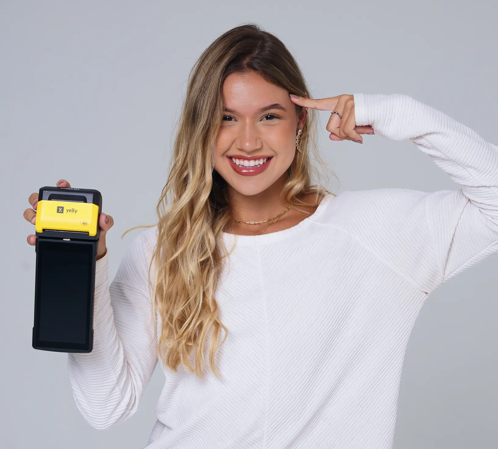 Empreendedora usando maquininha Yelly